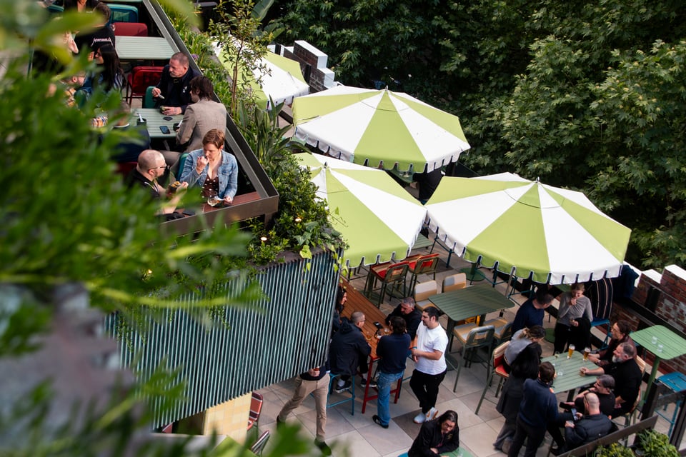 Outdoor dining at Waterside Hotel